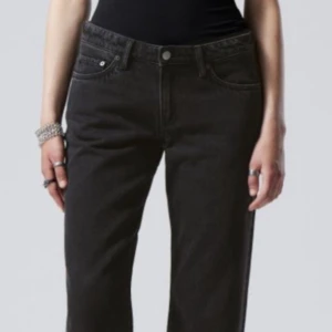 Gråa jeans  - Säljer mina jätte fina arrow jeans från weekday💞Säljer pågrund av att jag inte använder de så ofta längre! Bra skick och passar bra på mig som är 168/169 men kan nog passa på någon som är längre också💞