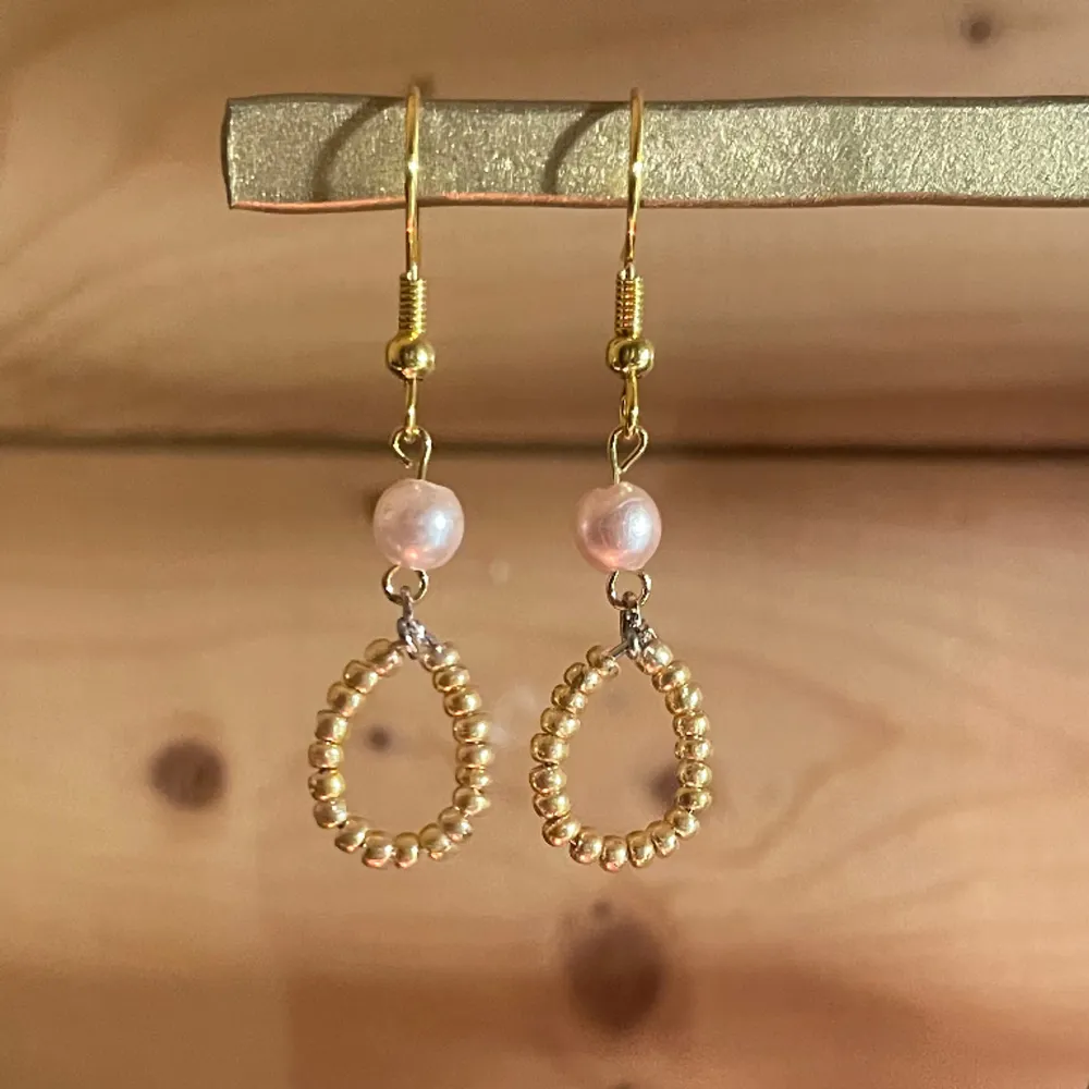 gulliga handgjorda guldfärgade örhängen med rosa pärlor🫶 skriv om du har frågor . Accessoarer.