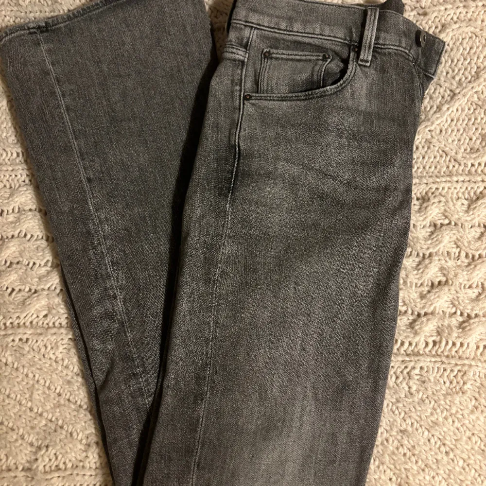 Samma jeans som på bilden fast i grå! Som nya då de tyvärr inte kommit till användning⭐️passar även längre (funkar för mig i längden som är 175)🥰. Jeans & Byxor.