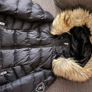 Rocken blue jacka - Rocken blue jacka i bra skick, säljer pågrund av att jag inte använder den längre. 