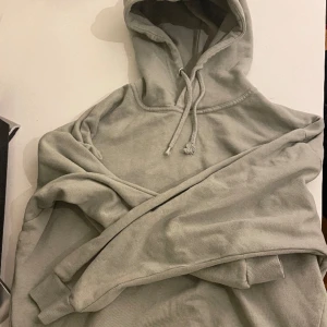 ljus mintgrön hoodie! - inga tecken på användning mer än ena snöret där plasten gått bort i tvätten :) jag använder s och den är oversized på mig! svin mysig men inte min stil 