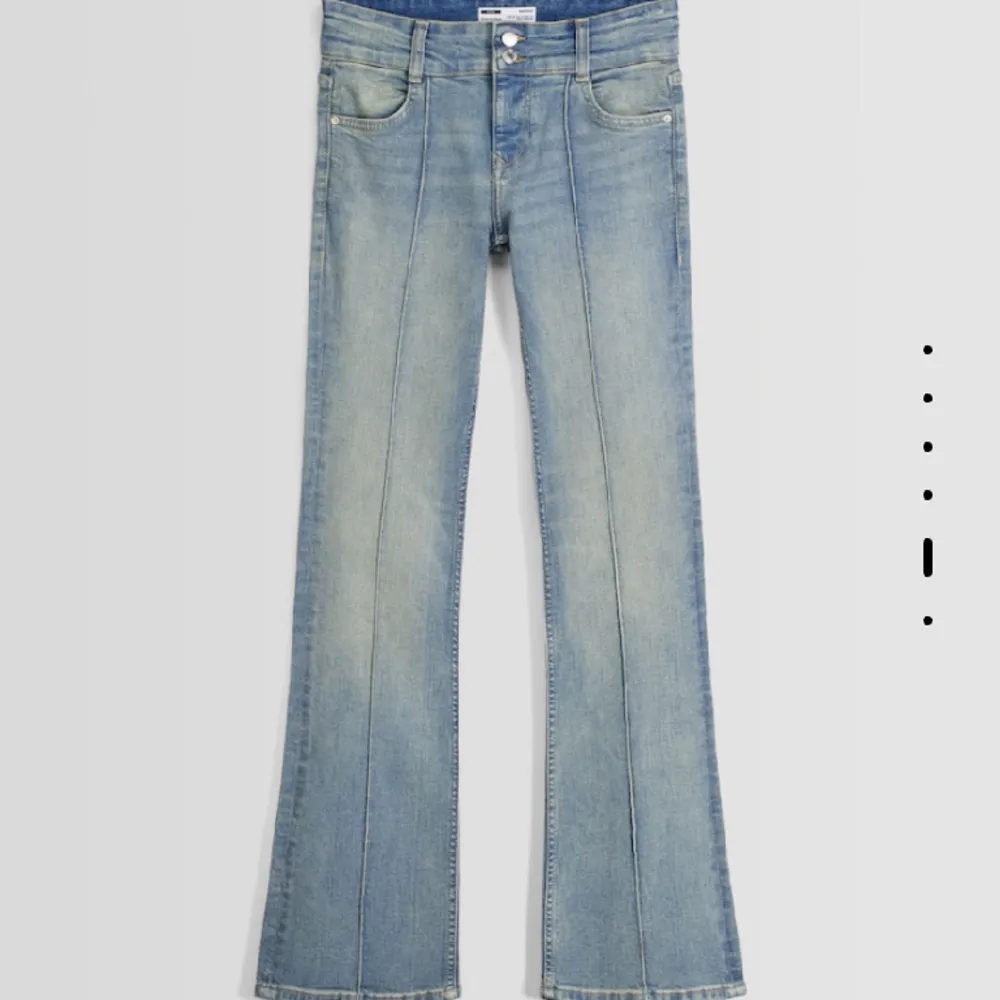 säljer dessa helt oanvända lågmidjade jeans från bershka i storlek 38/36 (små i storleken) som en kommer till användning! prislapp borttagen men aldrig använda. nypris 400kr💝. Jeans & Byxor.