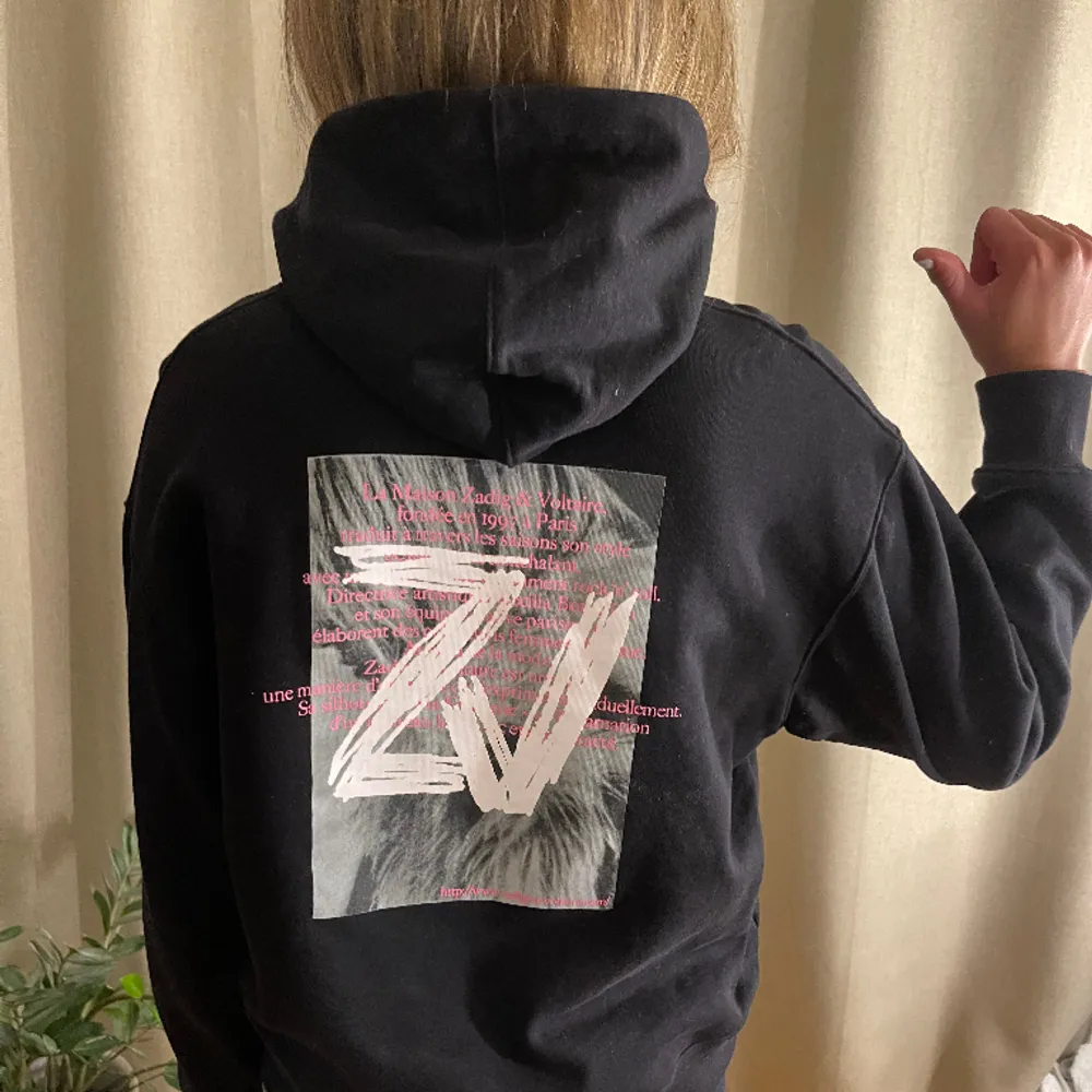 Säljer min super snygga Zadig & Voltaire hoodie med tryck på ryggen!💖den är helt oanvänd, inga defekter! Skriv privat för fler bilder eller frågor😊pris kan diskuteras!🫶🏼 . Hoodies.