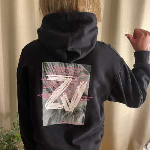 Säljer min super snygga Zadig & Voltaire hoodie med tryck på ryggen!💖den är helt oanvänd, inga defekter! Skriv privat för fler bilder eller frågor😊pris kan diskuteras!🫶🏼 