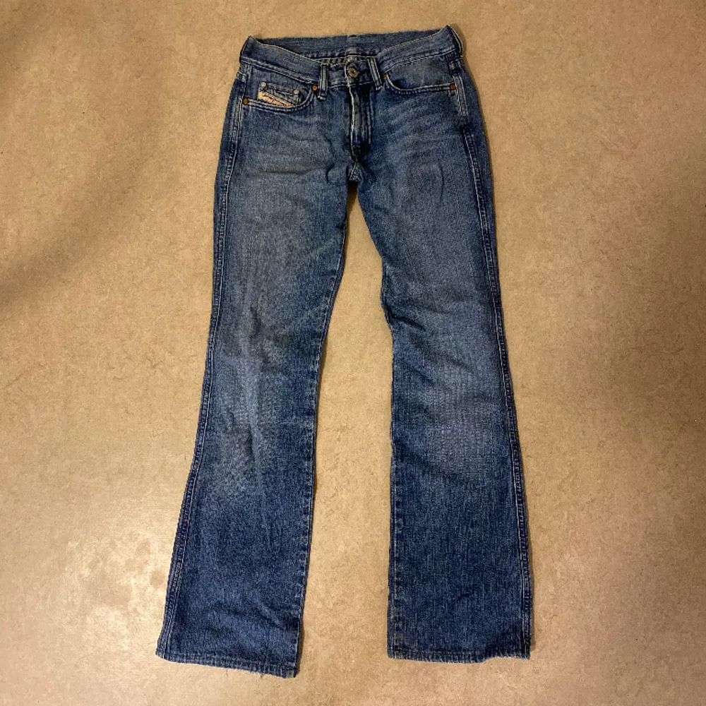 Bootcut jeans med låg midja från diesel i storleken 26. 🤍🤍. Jeans & Byxor.