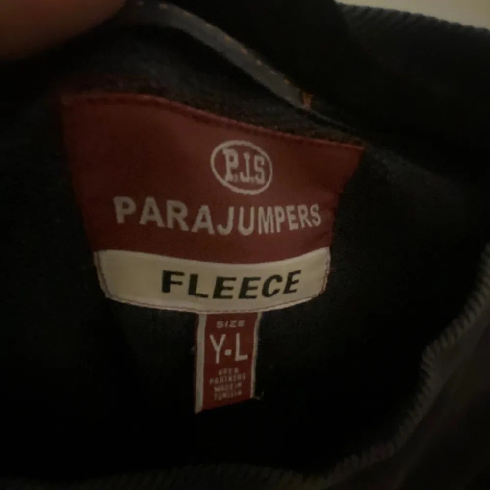 Hej jag säljer min parajumper tröja. Sick:8/10 Mitt pris: 350kr Ny pris: 1500kr. Tröjor & Koftor.