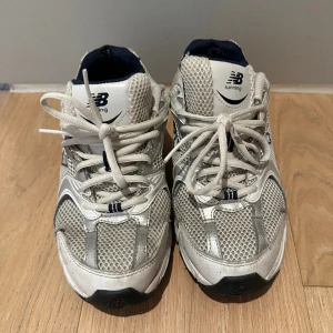 New Balance  - New Balance New Balance 530 - Låga sneakers Stl : 40 men lite små i stl - jag har stl 39-40  Nypris : 1399kr slutsålda överallt!! 