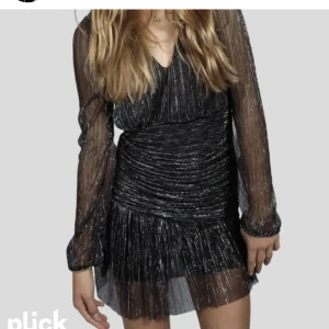 Nyårsklänning - !intressekoll! Super fin nu till nyår men är osäker på om den passa mig så säljer vid bra pris❤️köpt på plick och aldrig använd av mig❤️nyskick, köp direkt för 500❤️