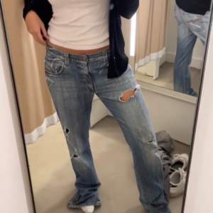 Ett par skitfinajwans med hål från Nudie jeans. Väldigt fina men för långa på mig. Straight/miniflare. Midja 45 IBl 90