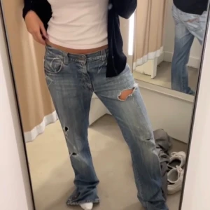 Nudie jeans med hål - Ett par skitfinajwans med hål från Nudie jeans. Väldigt fina men för långa på mig. Straight/miniflare. Midja 45 IBl 90