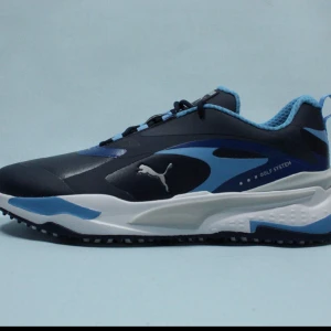 Puma Golfskor Herr Gs-Fast Blå- Golfsko  - Fabriksnya golfskor som endast används vid fotografering. Skicket är 10/10 utan defekter. Vid frågor eller önskan om mer bilder skriv gärna eller kolla in våran hemsida https://d2cb48.myshopify.com/    Ordinarie pris: 1800 kronor