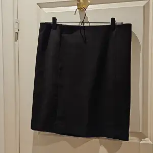 Kort svart kjol i stl L från H&M. varan är i bra skick och endast använd ett fåtal gånger.