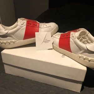Valentino opens - Wts   Valentino opens  Size 44 Topp cond  Box och og fås med. Hmu vid frågor! 2600 
