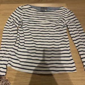 Randig tröja  - Randig tröja som har blivit för liten. 