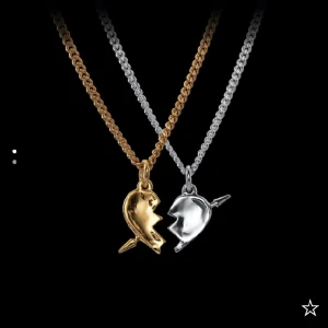 Maria Nilsdotter - Säljer den silvriga halvan av ”YOU AND ME NECKLACE” från Maria Nilsdotter!⚡️Aldrig använt! Box medföljer!🤍 Längd 45