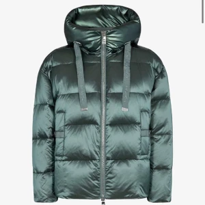 Grön Mos Mosh Dunjacka  - Säljer min vinterjacka då jag köpt en ny, köpt från förra vintern, är som ny. Köptes för 3700kr, Skriv för fler bilder💘 Kom gärna me prisförslag
