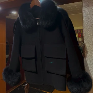 Olivia kappa (sshop) - Säljer nu min nästan helt nya jacka från sshop Model Olivia. Använd enstaka gång.  Nypris 3899kr Mitt pris 2900kr (Pälsen går ta bort både på armar och nacke om man vill)