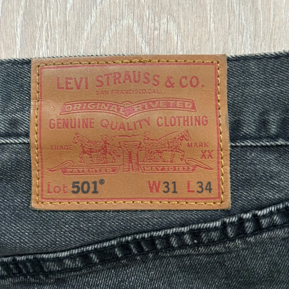 Levi’s 501 i storlek 31/34. Har inte använts så mycket och nu blivit får små så mycket fint skick. Lite ljusare än vad de ser ut på bilden.. Jeans & Byxor.