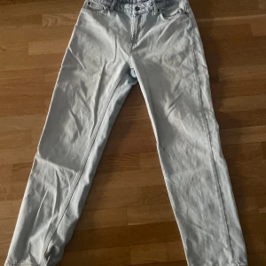 Jeans Grunt  - Hej jag säljer nu dessa jeans då de inte passar i storleken längre. Dem är köpta från kidsbrandstore för ungefär 1 år sedan. Dem är ändå i bra skick. Kom i DM för frågor eller funderingar