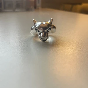 Puma ring, silver - Puma ring i silver ifrån weekday! Sälj eftersom att den är för stor. Storlek M-L. Köpt för 350 säljer för 150!! Startpris: 150 + frakt