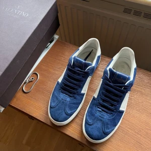 Valentino Flycrew - Söker ett par Valentino Flycrew i storlek 45. Endast mörkblå. Helst allt ska vara og. Ska vara bra skick med inga nitar borta.