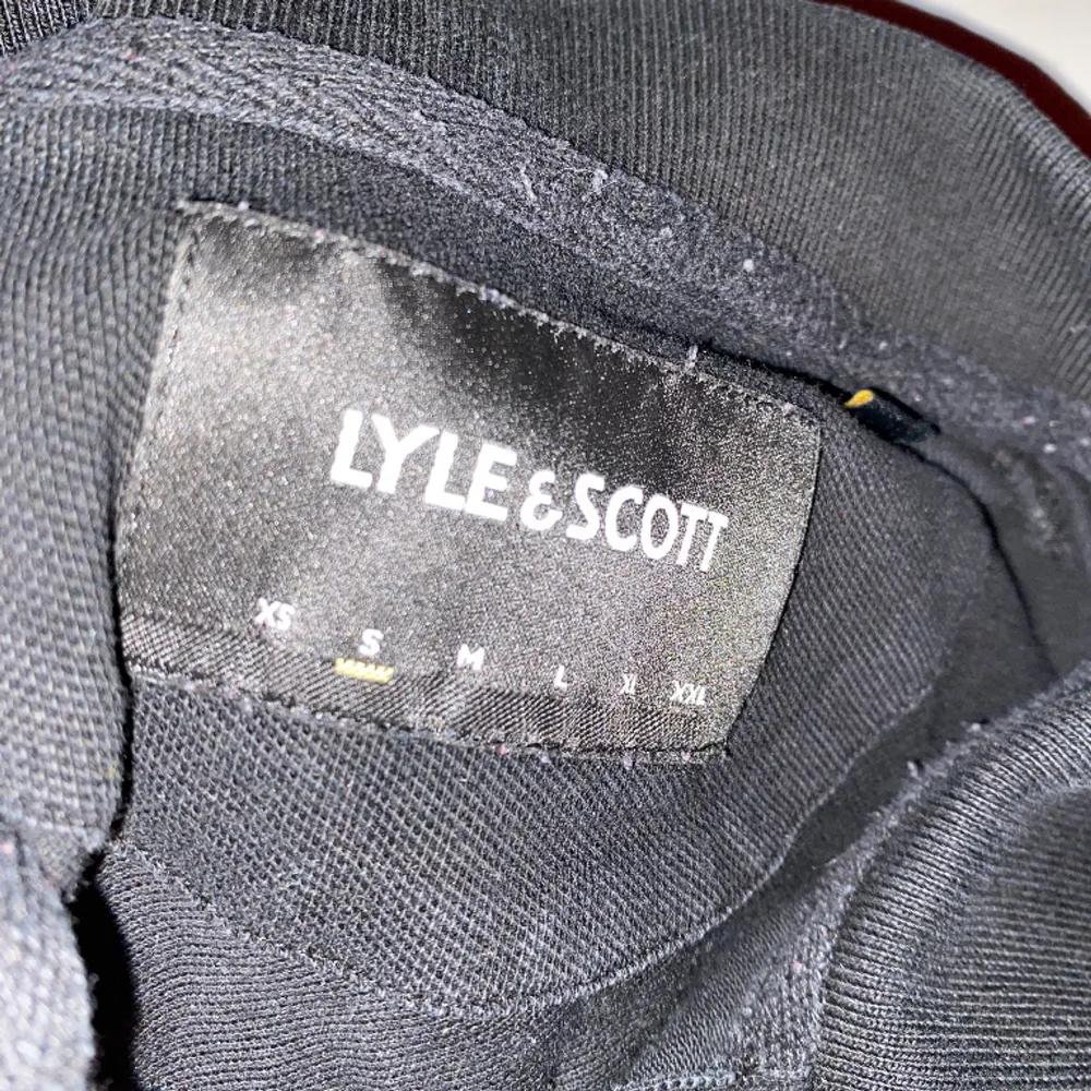Säljer en Lyle scott piké i mycket bra skick, passar både S och M och har en mycket skön passform.. Skjortor.