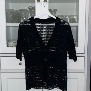 Kappahl blus  - Jätte fin trekvarts blus från Kappahl! Med genomskinliga mönster, i storlek L. I JÄTTE bra skick