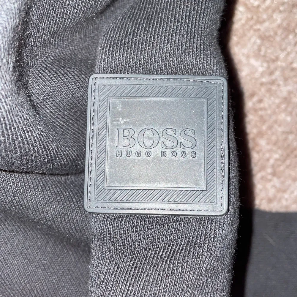 En Hugo boss tröja med dragkedja svart, bra skick och andvänt ett par gånger, nypris på tröjan är ca 1000-1200, mitt pris 650. Vid frågor kontakta mig !🙏. Hoodies.