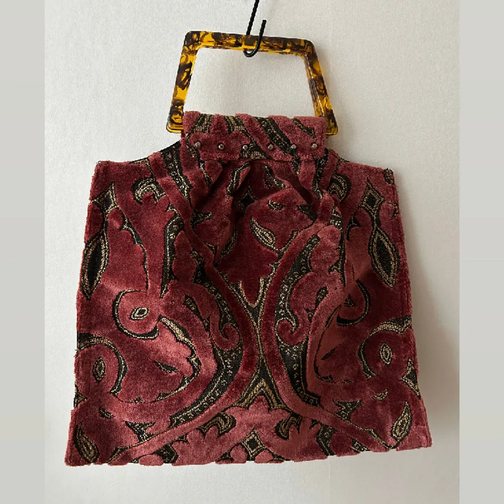 Fin och speciell väska i jättebra skick, strukturerat tyg, ficka med dragkedja och stängs med magnet. 🦋. Väskor.