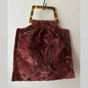 Fin och speciell väska i jättebra skick, strukturerat tyg, ficka med dragkedja och stängs med magnet. 🦋