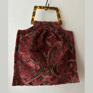 Väska - Fin och speciell väska i jättebra skick, strukturerat tyg, ficka med dragkedja och stängs med magnet. 🦋