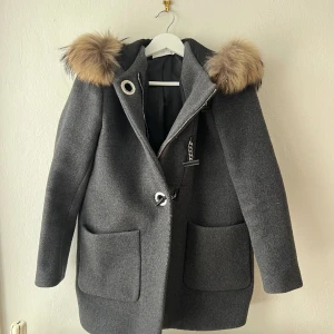 Sandro Paris kappa  - Jättefin lyxig kappa från Sandro Paris. Använd fåtal gånger. Säljer pga för liten. Normal i storlek (XS/S). Nypris: 5000 kr