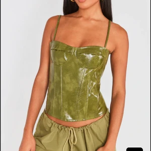 Olivgrön corsett  - Fin topp i nyckfull, storlek 8 som motsvarar 36