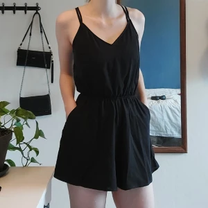 Jumpsuit  - Svart jumpsuit perfekt till sommaren, stretchig i midjan och har fickor!