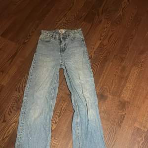 Säljer dessa ljusblåa jeans för endast 40 kr. Jag säljer endast för de priset för att gylfen har gått sönder så man måste använda ( kolla bild ) annars är skicket rätt så bra men och för att de är för korta för mig💓