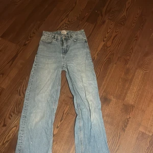 Billiga byxor till salu💓 - Säljer dessa ljusblåa jeans för endast 40 kr. Jag säljer endast för de priset för att gylfen har gått sönder så man måste använda ( kolla bild ) annars är skicket rätt så bra men och för att de är för korta för mig💓