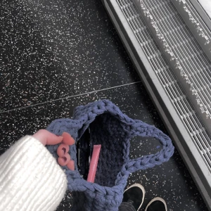 Virkad väska, NAVY BLUE - Virkad väska i färgen ”Navy Blue”. Fastsydd knapp så väskan kan förslutas. Perfekta julklappen till dig själv eller någon du tycker om!💙