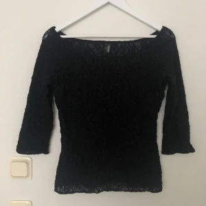 Spetstopp - Jättesnygg spetstopp med båtringning och trekvartsärmar, passar s/m, använd gärna köp nu!