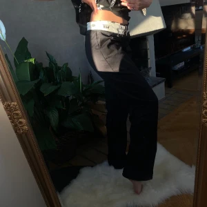 Dickies byxor - Svarta populära dickies byxor i strl W32/L34, nyskick  Passar mig som är 178 och brukar ha strl 38 på byxor