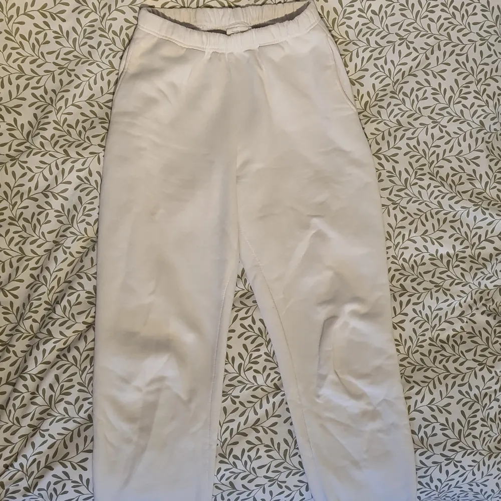 Säljer dessa vita sweatpantd från Gina Trucot som aldrig kommer till användning. Har några gråa fläckar på baksidan av högra benet därmed billigt pris. Jeans & Byxor.