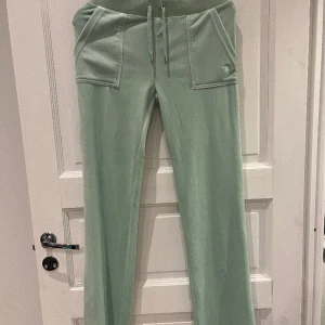 juicy byxor  - säljer mina ljusgröna juicy byxor som är helt oanvända! 💘(pris kan diskuteras vid snabbt köp)