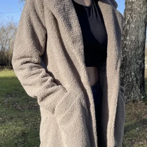 Varm teddy jacka - Snygg och trendig höst och vinterjacka! I princip helt oanvänd🤍