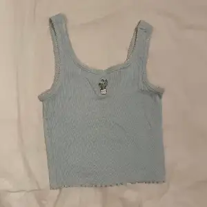 Babyblått linne med en broderad kaktus på💋 Frakt tillkommer📦