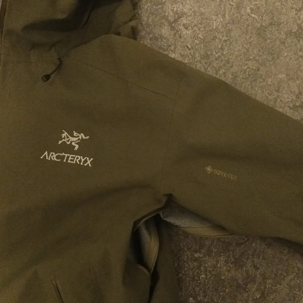 Riktigt fin 1:1 r3p Olive Grön Arcteryx jacka som är perfekt till vintern/våren, knappt använd, pm för bilder eller frågor, passar baggy på M och bra på L, pris går alltid att diskuteras! Replika! Gortexen funkar. Jackor.