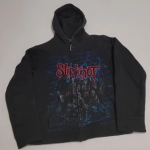 Slipknot hoodie! - Jättefin Slipknot hoodie i storlek S, köpt second hand men jag har endast testat den🙏🏼 fint skick!