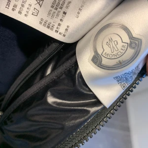 Moncler jacka (CARDERE SHORT DOWN JACKET) - Jag har använd min Moncler jacka i en vecka och vill sälja den vidare eftersom den är lite för stor för mig. Den kostade mig 17 000kr. Kvitto finns. Storlek M