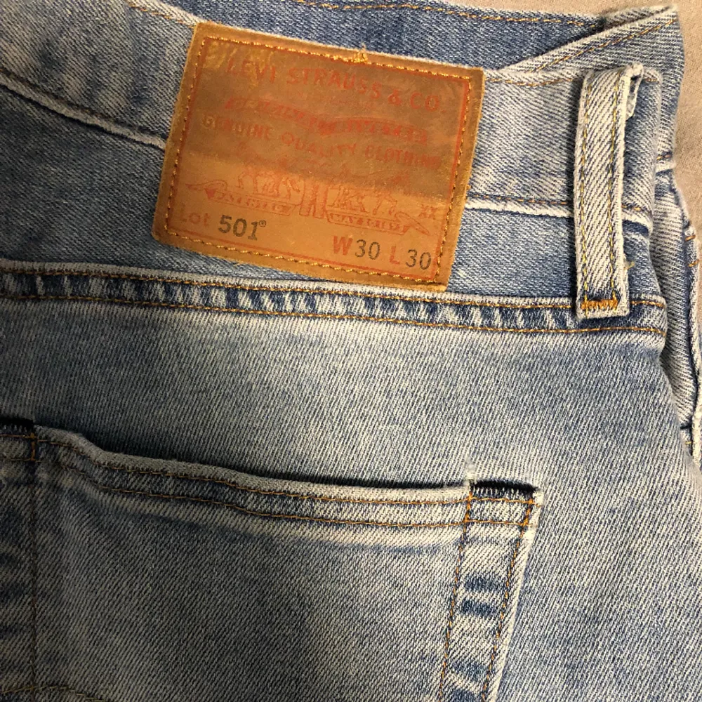 Riktigt fina Levis byxor i färgen ljusblå utan några defekter, passar perfekt på någon mellan 170-180. Jeans & Byxor.