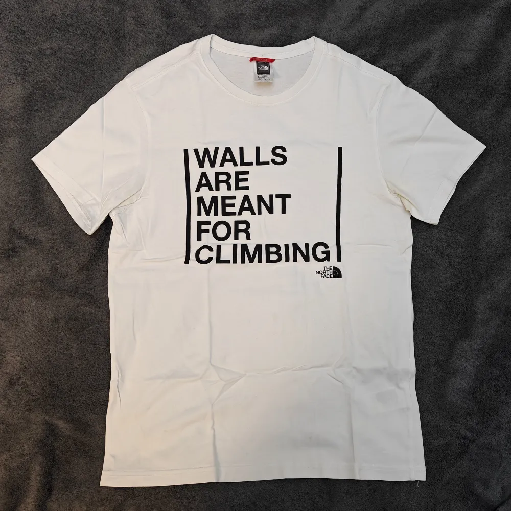 The North Face, Walls are meant for climbing tshirt i storlek S. Bra kvalitet, använd ett fåtal gånger, säljer den då den är för liten för mig. Skick 10/10. Materialet är 100% bomull. Vid minsta fundering är det bara att kontakta mig!. T-shirts.