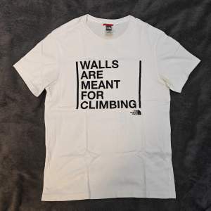 The North Face, Walls are meant for climbing tshirt i storlek S. Bra kvalitet, använd ett fåtal gånger, säljer den då den är för liten för mig. Skick 10/10. Materialet är 100% bomull. Vid minsta fundering är det bara att kontakta mig!