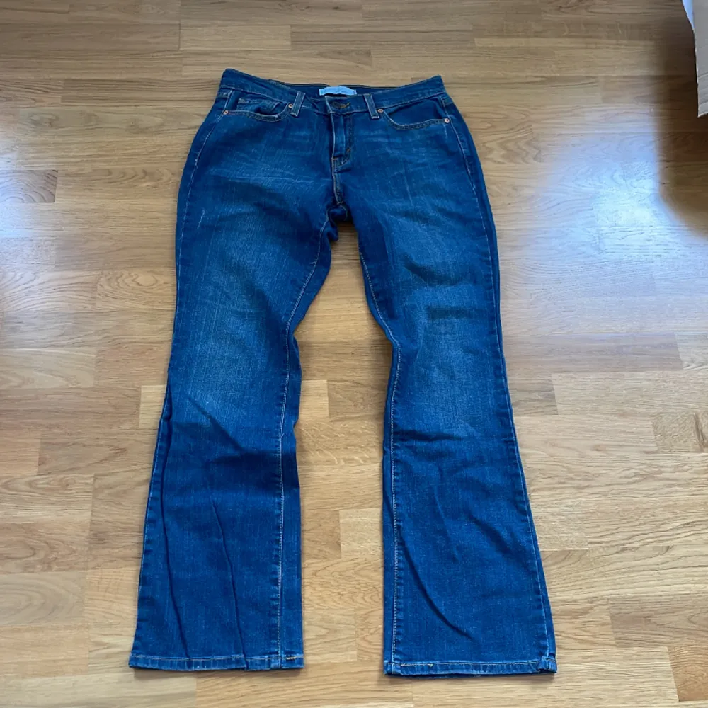 Så snygga jeans från Levis som tyvärr är för korta och för små för mig (jag är 177cm). Midjemått: 78cm Innerben: 74cm. Jeans & Byxor.